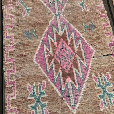 ZAHRA løber vintage berbertæppe i rosa, turkise og beige nuancer