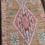 ZAHRA løber vintage berbertæppe i rosa, turkise og beige nuancer