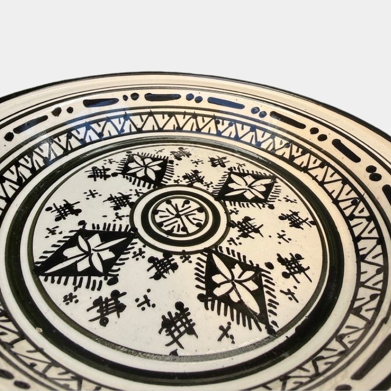 Beautiful couscous dish in ceramic measuring 28 centimeters. Black, and handmade in Morocco.