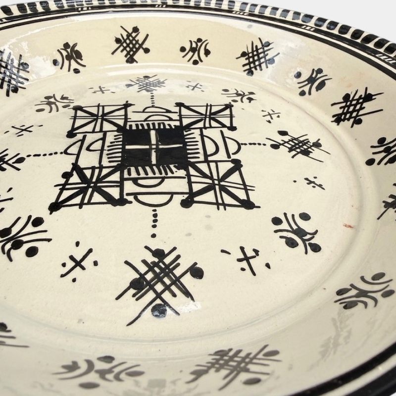 Beautiful couscous dish in ceramic measuring 28 centimeters. Black, and handmade in Morocco.