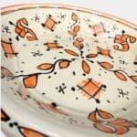 Magnifique plat à couscous en céramique de 28 centimètres de diamètre. Couleur orange, fabriqué artisanalement au Maroc.