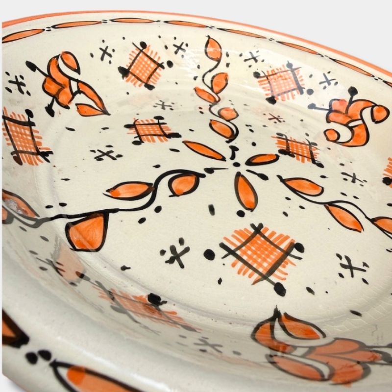 Magnifique plat à couscous en céramique de 28 centimètres de diamètre. Couleur orange, fabriqué artisanalement au Maroc.