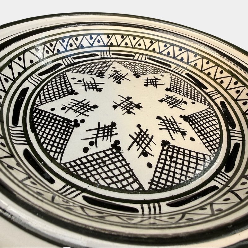 Beautiful couscous dish in ceramic measuring 28 centimeters. Black, and handmade in Morocco.