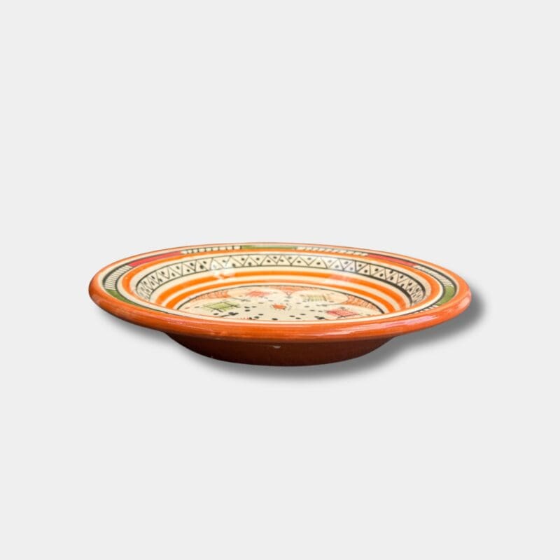 Magnifique plat à couscous en céramique de 28 centimètres de diamètre. Orange avec des détails verts et rouges, fabriqué artisanalement au Maroc.