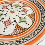 Magnifique plat à couscous en céramique de 28 centimètres de diamètre. Orange avec des détails verts et rouges, fabriqué artisanalement au Maroc.