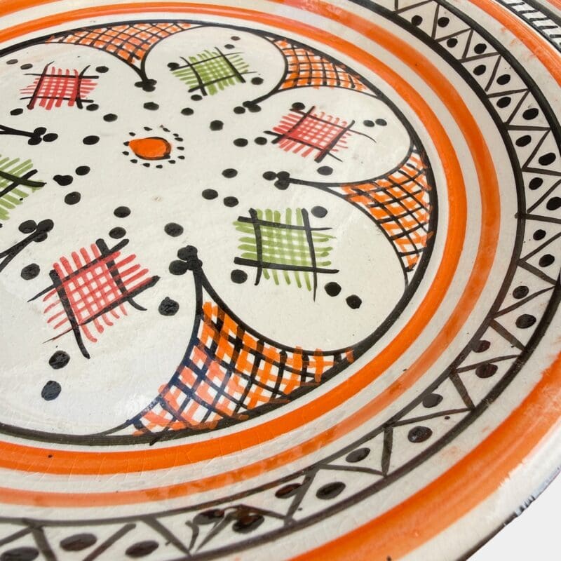 Magnifique plat à couscous en céramique de 28 centimètres de diamètre. Orange avec des détails verts et rouges, fabriqué artisanalement au Maroc.