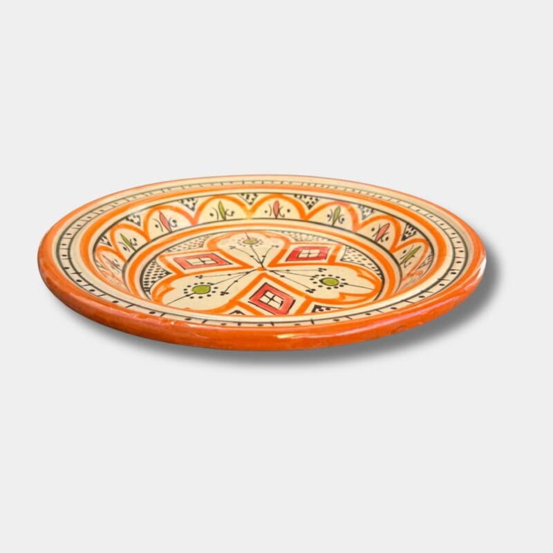 Magnifique plat à couscous en céramique de 28 centimètres de diamètre. Orange avec des détails verts et rouges, fabriqué artisanalement au Maroc.