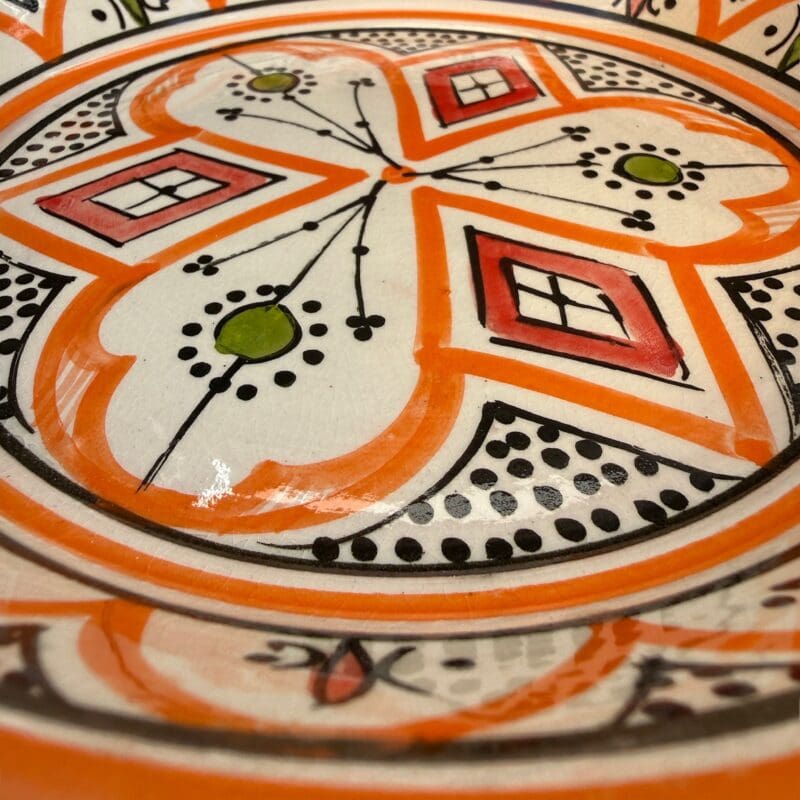Magnifique plat à couscous en céramique de 28 centimètres de diamètre. Orange avec des détails verts et rouges, fabriqué artisanalement au Maroc.