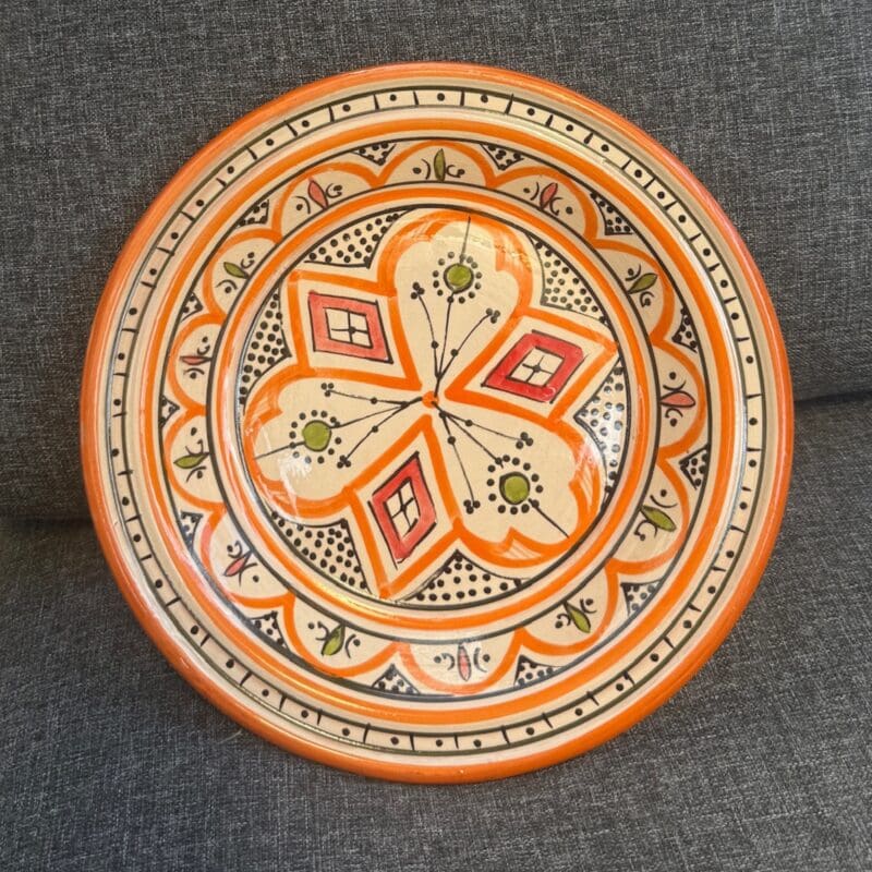 Magnifique plat à couscous en céramique de 28 centimètres de diamètre. Orange avec des détails verts et rouges, fabriqué artisanalement au Maroc.