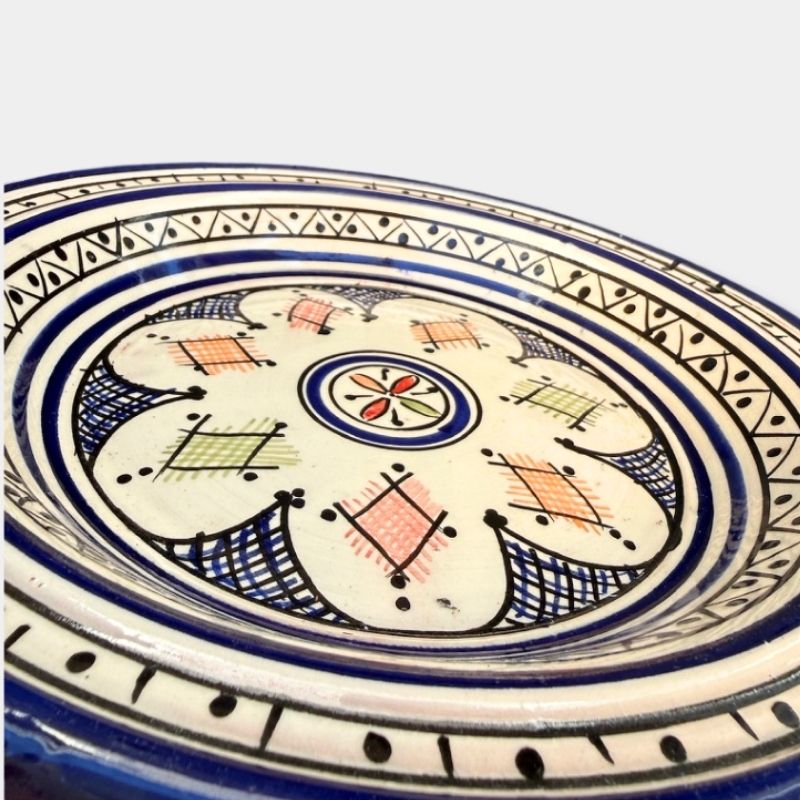 Beautiful couscous dish in ceramic measuring 28 centimeters. Blue with a colored pattern, and handmade in Morocco.