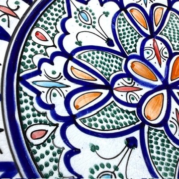 Blue dish with colored pattern and details in green, red, light blue and yellow, measuring 42 cm, handmade in Morocco.