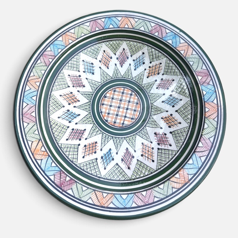 grønt fad med farvet mønster, der måler 42 cm, håndlavet i marokko.