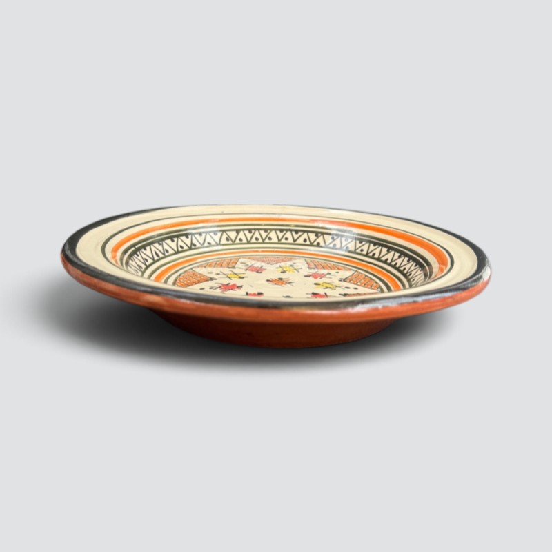 Beautiful couscous dish in ceramic measuring 28 centimeters. Black with orange pattern, and handmade in Morocco.