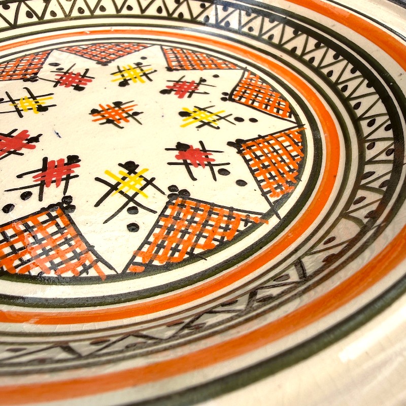 Beautiful couscous dish in ceramic measuring 28 centimeters. Black with orange pattern, and handmade in Morocco.