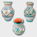 grøn vase med fint farverigt mønster, måler 16 cm. Håndlavet i marokko.