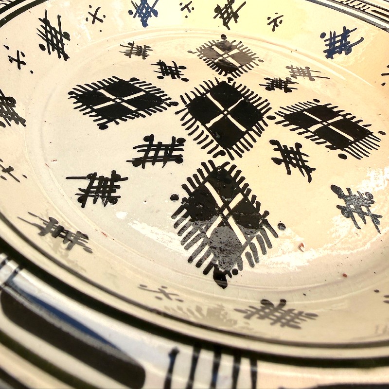 Beautiful couscous dish in ceramic measuring 28 centimeters. Black, and handmade in Morocco.