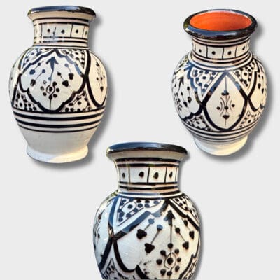 Schwarze Vase mit feinem Muster, 16 cm hoch. Handgefertigt in Marokko.