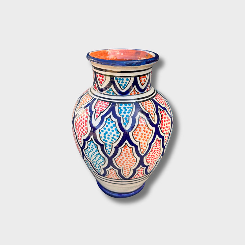 Blå vase med fint farverigt mønster, måler 25 cm. Håndlavet i marokko.