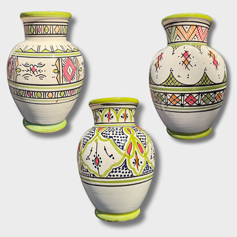 vase-25-cm-grøn_fb Groene vaas met kleurrijk patroon, 25 cm hoog, handgemaakt in Marokko.