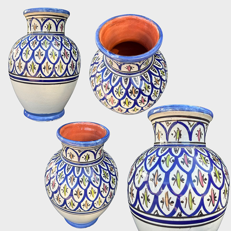 blå vase med farverigt mønster, måler 25 cm og er håndlavet i marokko.