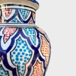 blå vase med farverigt mønster, måler 25 cm og er håndlavet i marokko.