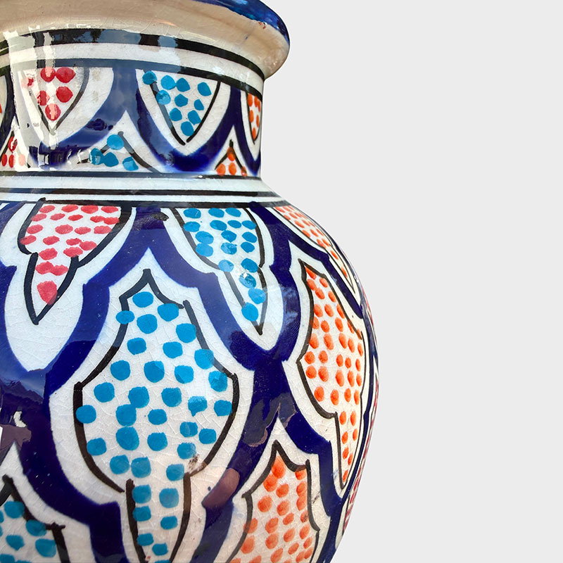 blå vase med farverigt mønster, måler 25 cm og er håndlavet i marokko.
