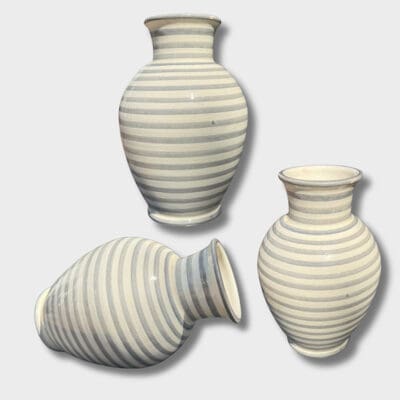 vase med grå striber, måler 25 cm og er håndlavet i marokko.