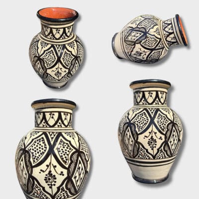 sort vase med mønster, måler 25 cm og er håndlavet i marokko.