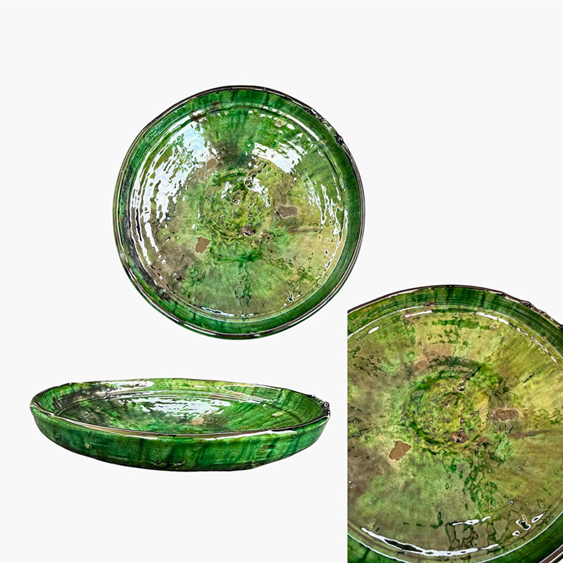 Assiettes vert foncé dans une rue verte.