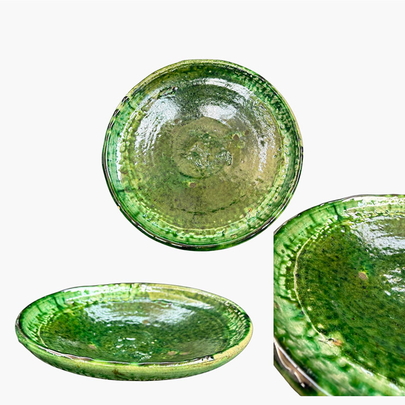 Assiettes vert foncé dans une rue verte.