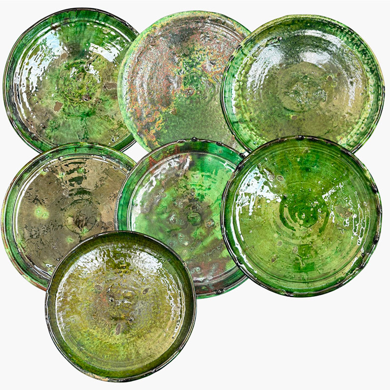 21-23cm-dyb-tallerken--grøn-fælles Assiettes vert foncé dans une rue verte.