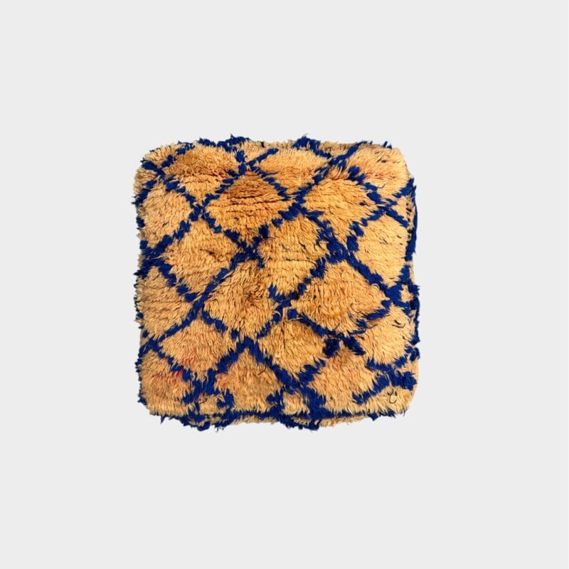 Amaya_1 Coussin de sol Amaya en laine pêche à motif losanges bleus