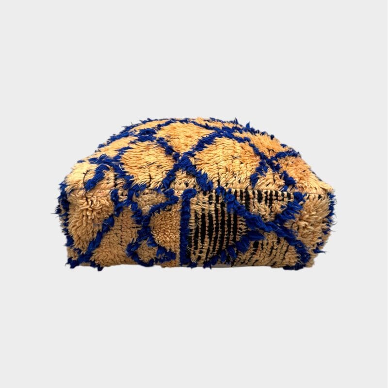 Coussin de sol Amaya en laine pêche à motif losanges bleus