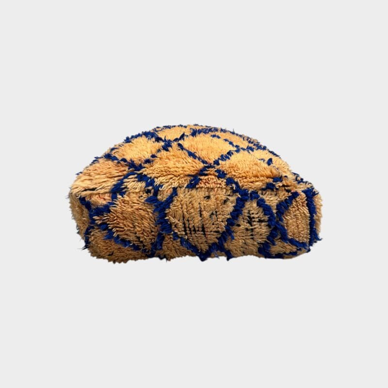 Coussin de sol Amaya en laine pêche à motif losanges bleus