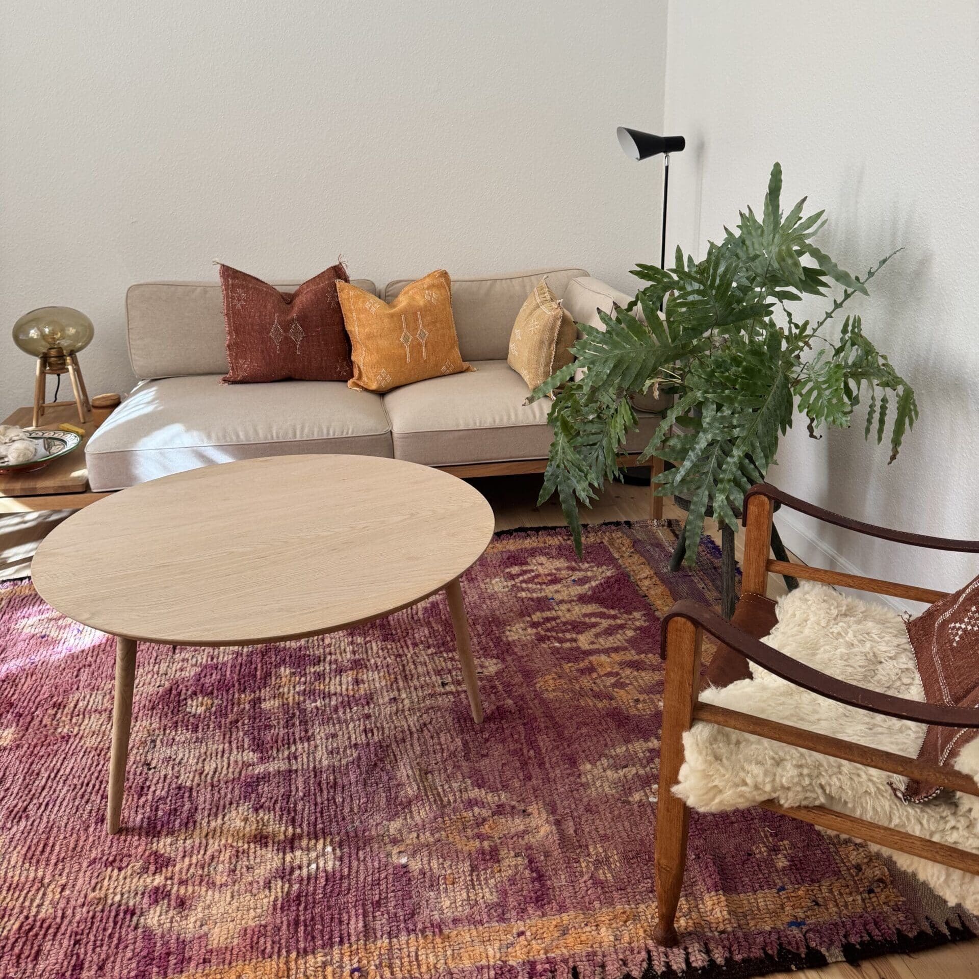 Moroccan rug red in living room