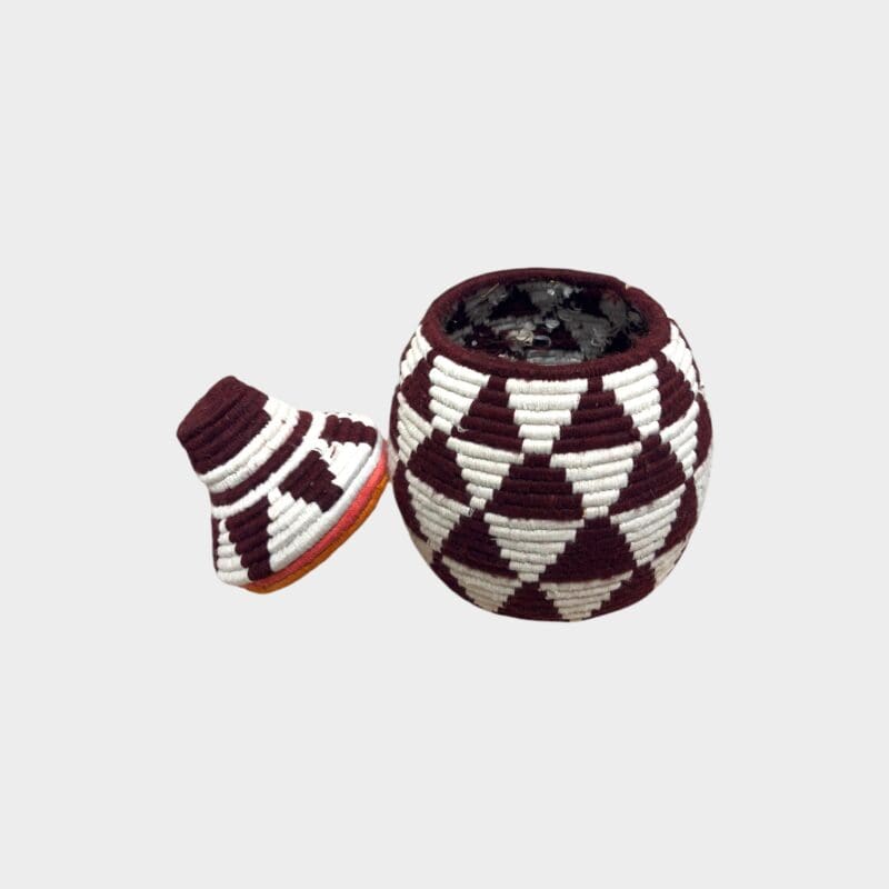 Berbermand met bordeauxrode en crèmekleurige accenten.