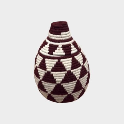 Berbermand met bordeauxrode en crèmekleurige accenten.