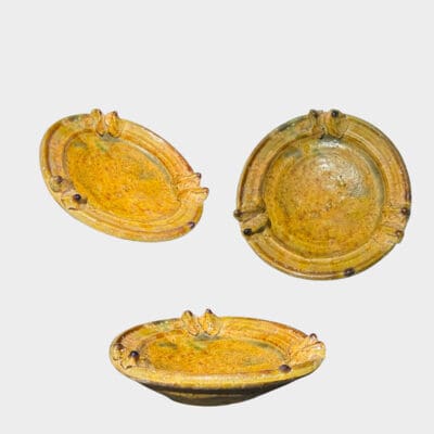 Kleine, ockerfarbene Schalen/Teller aus Tamegroute mit kleinen Einkerbungen am Rand.