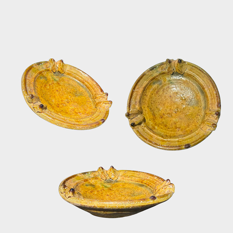 Kleine, ockerfarbene Schalen/Teller aus Tamegroute mit kleinen Einkerbungen am Rand.