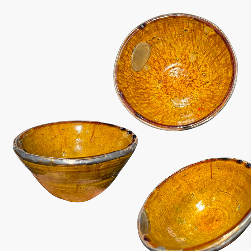 16 cm shell in ocher color with brass details