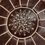 Pouf marron foncé à motifs - modèle haut